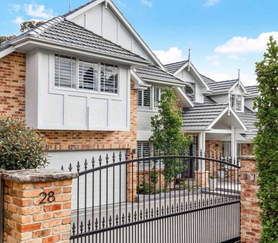 GLENHAVEN NSW - OUTSTANDING FAMILY HOME