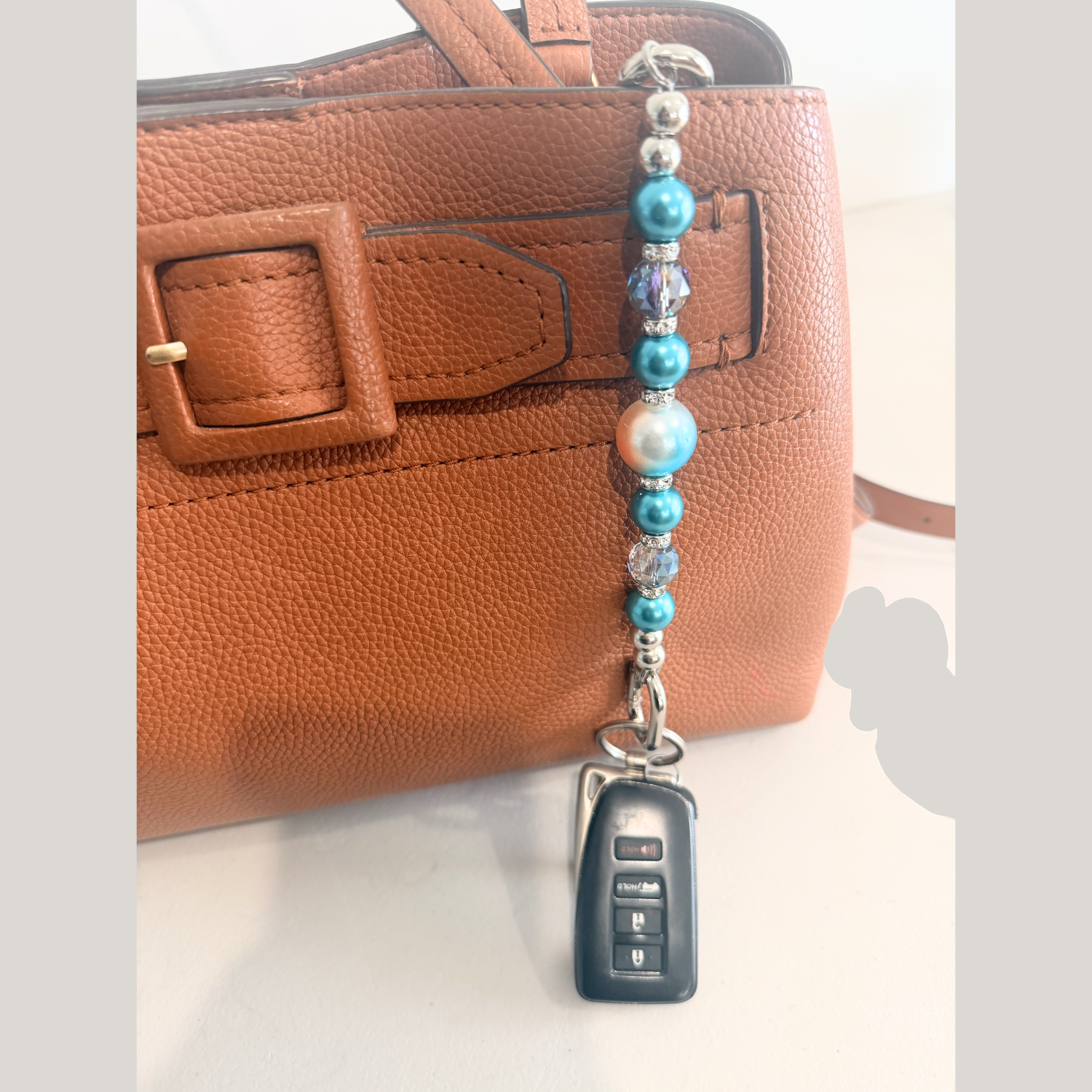 Glam & Go Keyfinder – Ocean Pearl Beaded Keychain for Bags